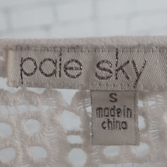 PALE SKY WHITE SHORT SLEEVE ROUND NECK LACE TOP SIZE SMALL - Picture 2 of 7